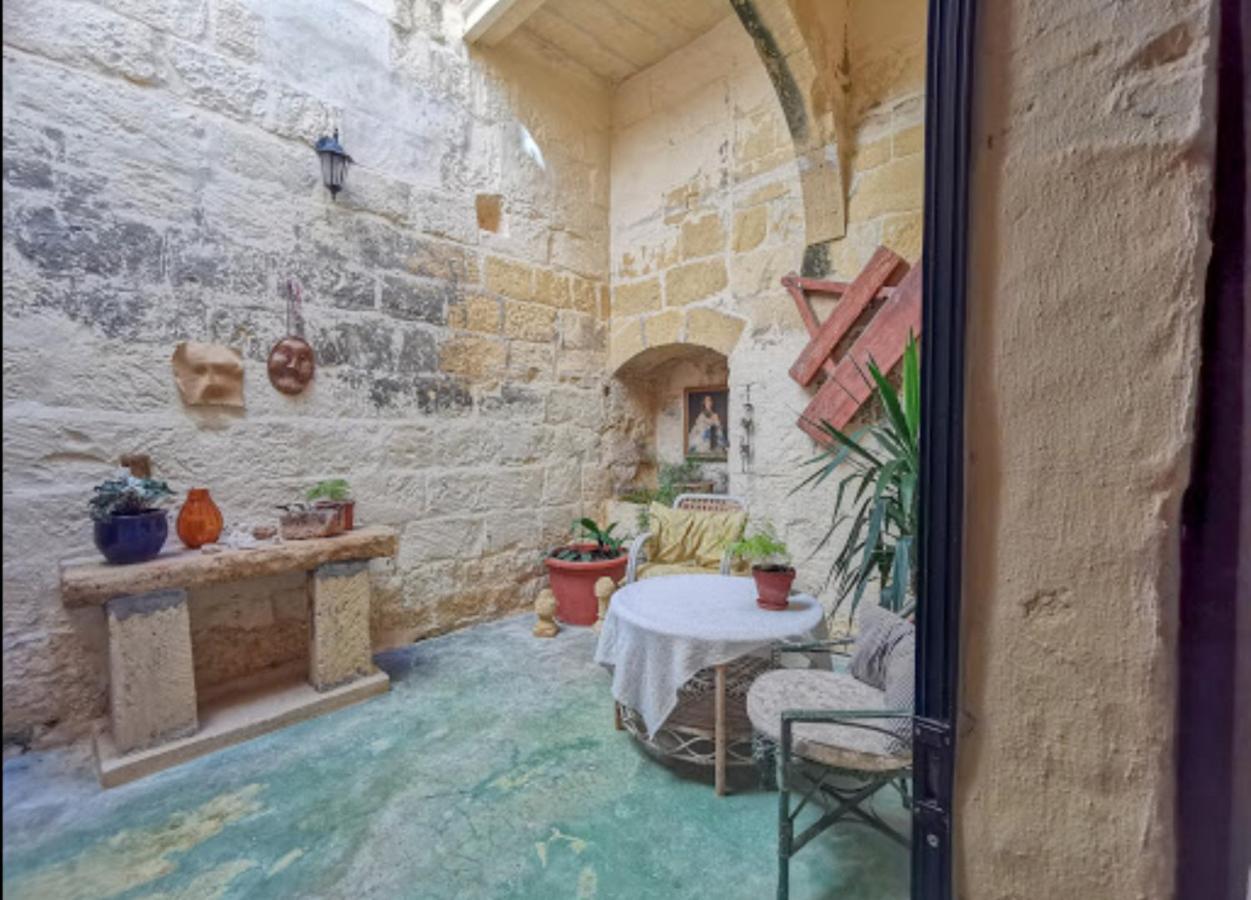 Peaceful Farmhouse Stay With Cozy Yard Għarb Esterno foto